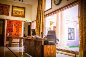 una oficina con escritorio, ordenador y ventana en Zawadi House Lodge, en Arusha