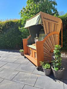 eine Hundehütte aus Korbgeflecht mit einer Flasche Wein darin in der Unterkunft Ferienhaus Landliebe in Riepsdorf + 17 Fotos