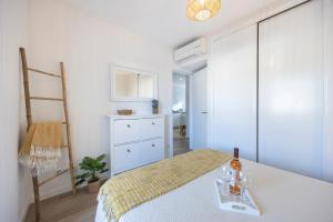 una camera con letto e tavolo con bicchieri da vino di Casa da Vila a Vila do Bispo