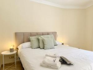 Postel nebo postele na pokoji v ubytování Marbella del Mar IV Beach Marbella Center - EaW Homes + 14 fotografií