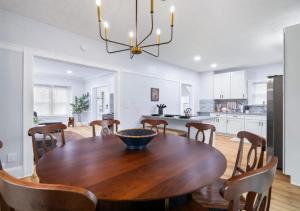 eine Küche und ein Esszimmer mit einem Holztisch und Stühlen in der Unterkunft 4 Bed 2 Bath Walk to Lakewood Restaurants and Shops in Lakewood