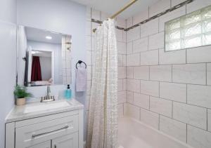ein weißes Badezimmer mit Dusche und Waschbecken in der Unterkunft 4 Bed 2 Bath Walk to Lakewood Restaurants and Shops in Lakewood + 51 Fotos