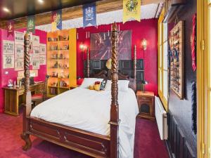 a bedroom with a bed and pink walls at Harry-Potter in Troyes +14 photos
