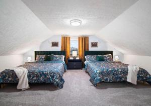 ein Schlafzimmer mit zwei Betten und einem Fenster in der Unterkunft 4 Bed 2 Bath Walk to Lakewood Restaurants and Shops in Lakewood