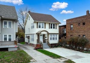 ein weißes Haus mit einem Backsteingebäude in der Unterkunft 4 Bed 2 Bath Walk to Lakewood Restaurants and Shops in Lakewood