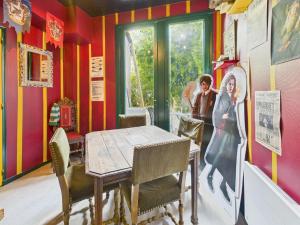 a dining room with a table and a window at Harry-Potter in Troyes