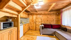 a living room with a couch in a log cabin at Nani Boutique Hotel & Bungalow in Çamlıhemşin