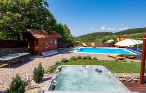Bazén v ubytování Ferienhaus Lisac by Villas Guide nebo v jeho okolí
