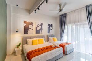 Postel nebo postele na pokoji v ubytování Embassy Villa by Cobnb at Ampang Hilir + 37 fotografií