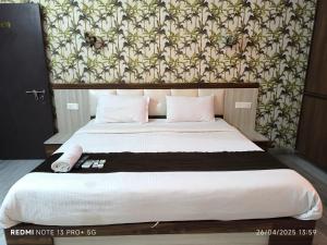 En eller flere senge i et værelse på Hotel Night Eye