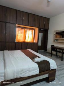 En eller flere senge i et værelse på Hotel Night Eye