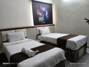 En eller flere senge i et værelse på Hotel Night Eye