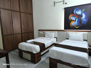 En eller flere senge i et værelse på Hotel Night Eye