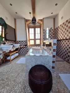 ein großes Bad mit einer Badewanne und 2 Waschbecken in der Unterkunft A B&B Amsterdam in Amsterdam