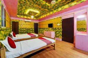 Кровать или кровати в номере Woodlands Villa -Bamboo Stay
