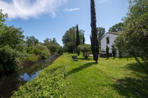 Κήπος έξω από το Mas des Eaux Claires Arles Camargue +16 φωτογραφίες
