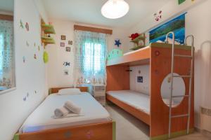 クリオピギにあるAriadni Sea View House by RentalsPro - Kryopigi Halkidikiの二段ベッド2台とはしごを備えた子供部屋
