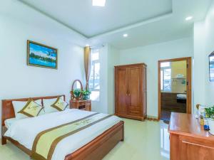 Giường trong phòng chung tại H-Long Dalat Hotel - Ngay Trung Tâm
