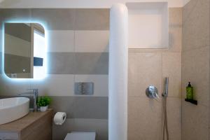 Koupelna v ubytování Cezaria Naxos Hotel