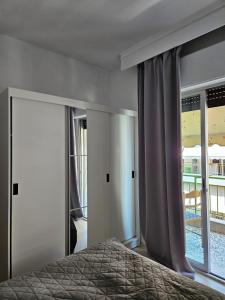 a bedroom with a bed and a large window at Rapsani in Karianí