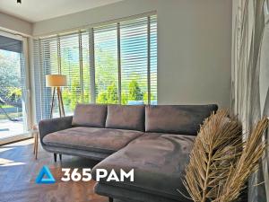Ruang duduk di Apartament MORZE TU - Ze Strefą Relaksu Na Tarasie - 365PAM