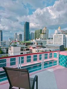 una sedia su un balcone con vista sulla città di P Villa Lamoon Thonglor a Bangkok
