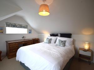 Katil atau katil-katil dalam bilik di 1 Bed in Hayle 95418