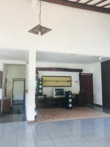 ein Wohnzimmer mit einem TV an der Wand in der Unterkunft Villa Rian Argapuri Resort in Gambung