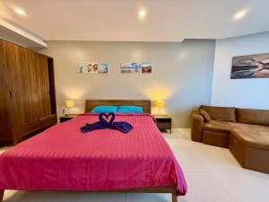 Postel nebo postele na pokoji v ubytování Escape Condominiums Beachfront Suites - Mae Phim
