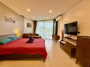 TV a/nebo společenská místnost v ubytování Escape Condominiums Beachfront Suites - Mae Phim