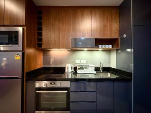 Kuchyň nebo kuchyňský kout v ubytování Escape Condominiums Beachfront Suites - Mae Phim
