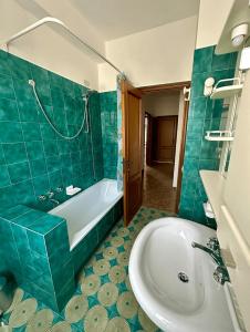 un bagno con vasca, WC e lavandino di Sirolo, Via Papa Giovanni XXIII, 6 p.letto doppi servizi a Sirolo