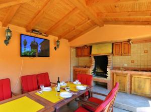Un televizor și/sau centru de divertisment la Villa Steffani In Kapelica, Istrien Mit Pool
