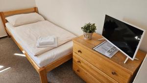 Ein Bett oder Betten in einem Zimmer der Unterkunft Baurů Dvůr