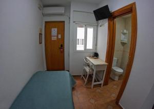 TV a/nebo společenská místnost v ubytování Hostal Canalejas