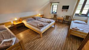 Ein Bett oder Betten in einem Zimmer der Unterkunft Baurů Dvůr