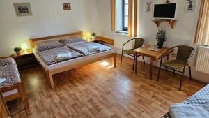 Ein Bett oder Betten in einem Zimmer der Unterkunft Baurů Dvůr