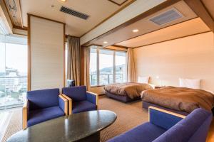 Un lugar para sentarse en Ooedo Onsen Monogatari Premium Ito Hotel New Okabe