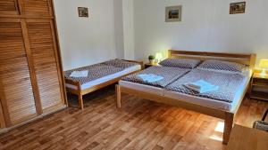 Ein Bett oder Betten in einem Zimmer der Unterkunft Baurů Dvůr