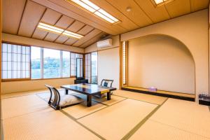 Un lugar para sentarse en Ooedo Onsen Monogatari Premium Ito Hotel New Okabe