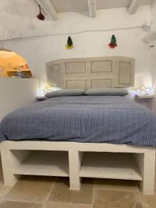 una camera con un letto bianco e un piumone blu di Casedda Mia a charming cottage with cozy private pool a Carovigno Altre 22 foto