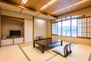 Una televisión o centro de entretenimiento en Ooedo Onsen Monogatari Premium Ito Hotel New Okabe