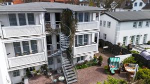 een luchtfoto van een huis met een wenteltrap bij Haus Mozart Fewo mit Balkon in Binz
