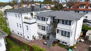 een luchtfoto van een groot wit huis bij Haus Mozart Fewo mit Balkon in Binz