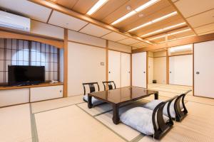Un lugar para sentarse en Ooedo Onsen Monogatari Premium Ito Hotel New Okabe