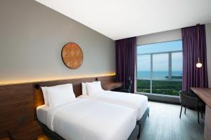 Rúm í herbergi á Quest Hotel Midport Port Dickson