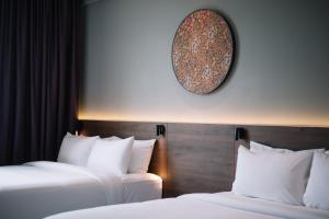 Rúm í herbergi á Quest Hotel Midport Port Dickson
