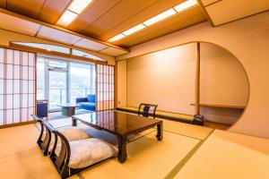 Una cama o camas en una habitación de Ooedo Onsen Monogatari Premium Ito Hotel New Okabe
