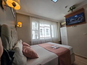 una habitación de hotel con una cama y una ventana en TAKSİM LİFE HOUSE, en Estambul