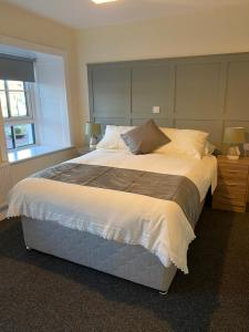 查尔斯敦Maloney's The Square Bed & Breakfast的一间卧室，配有一张大床和一扇窗户。